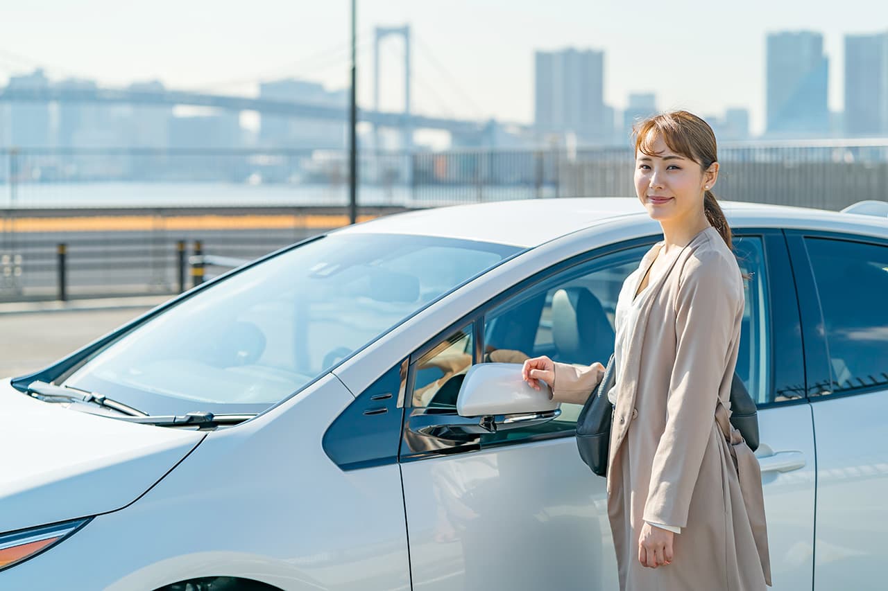 車と女性