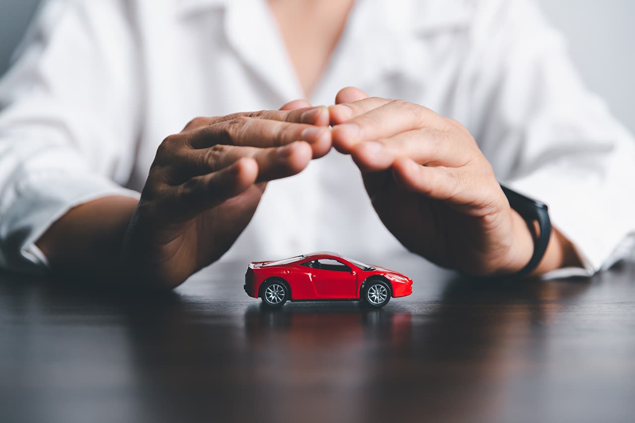 車の模型を手で囲っている