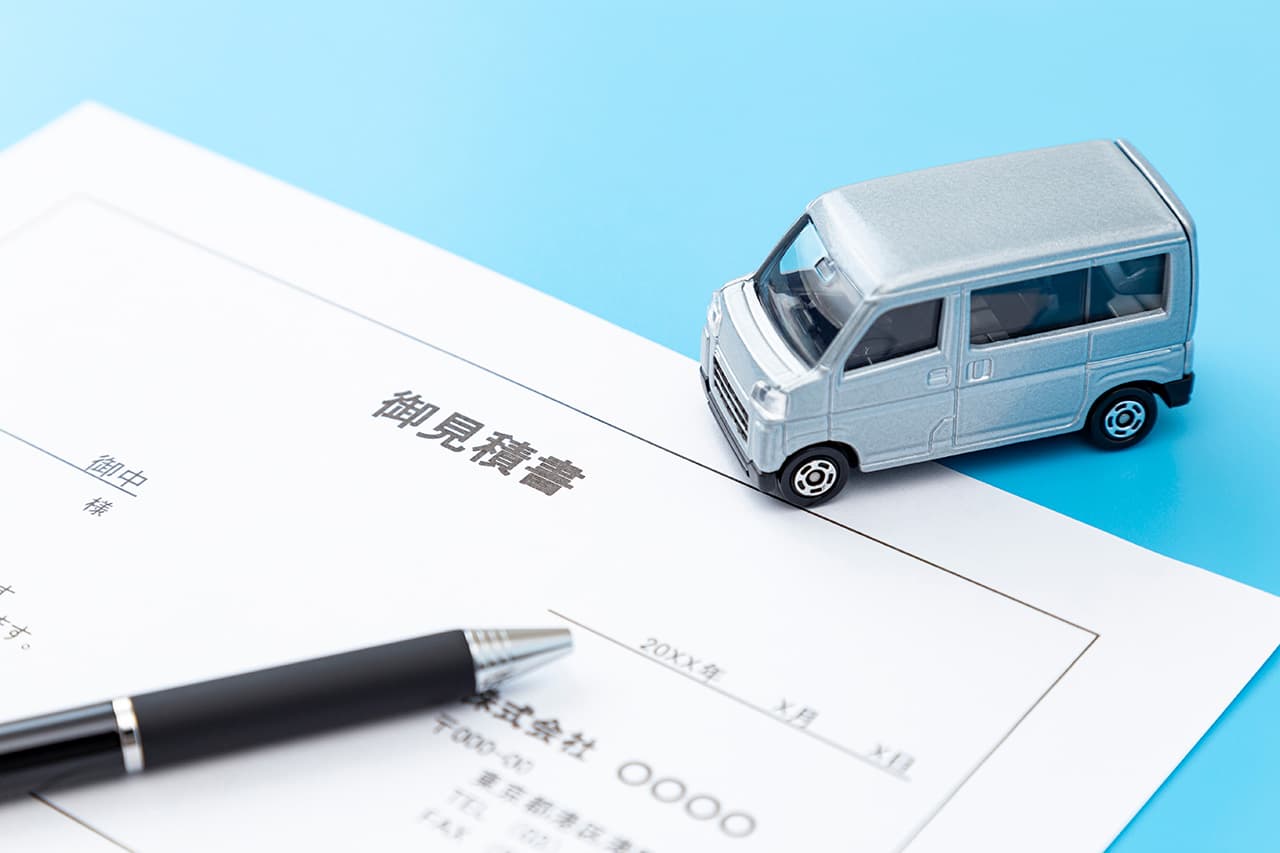 見積り書とミニカーとペン