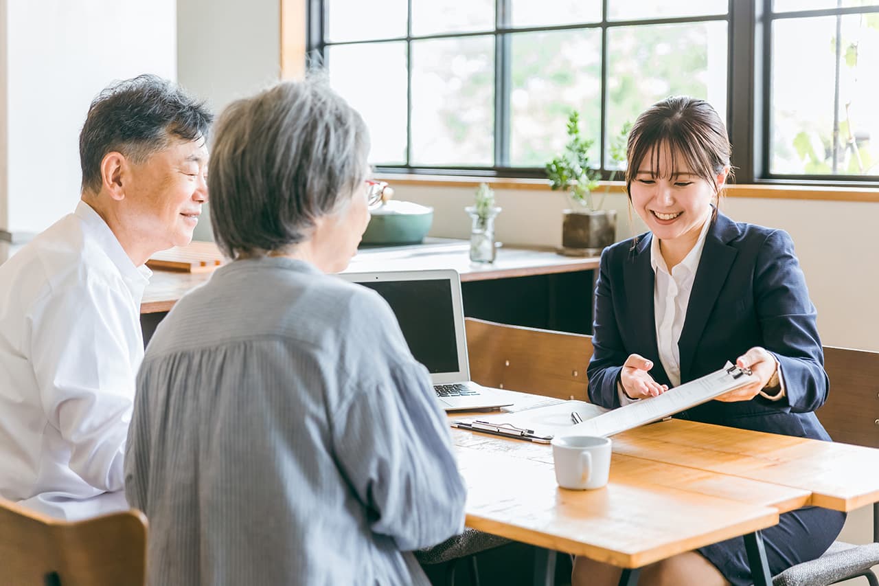 高齢者から相談を受ける女性