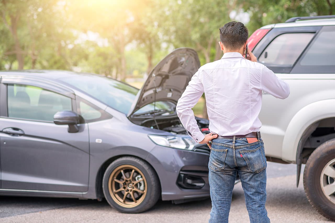 車の事故で男性が電話をしている様子