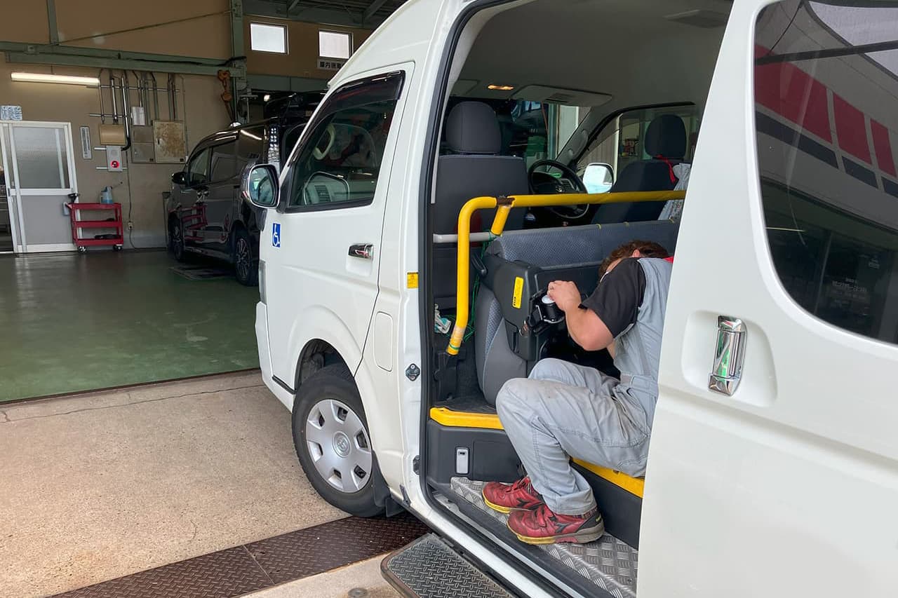 車内をメンテナンスしている様子